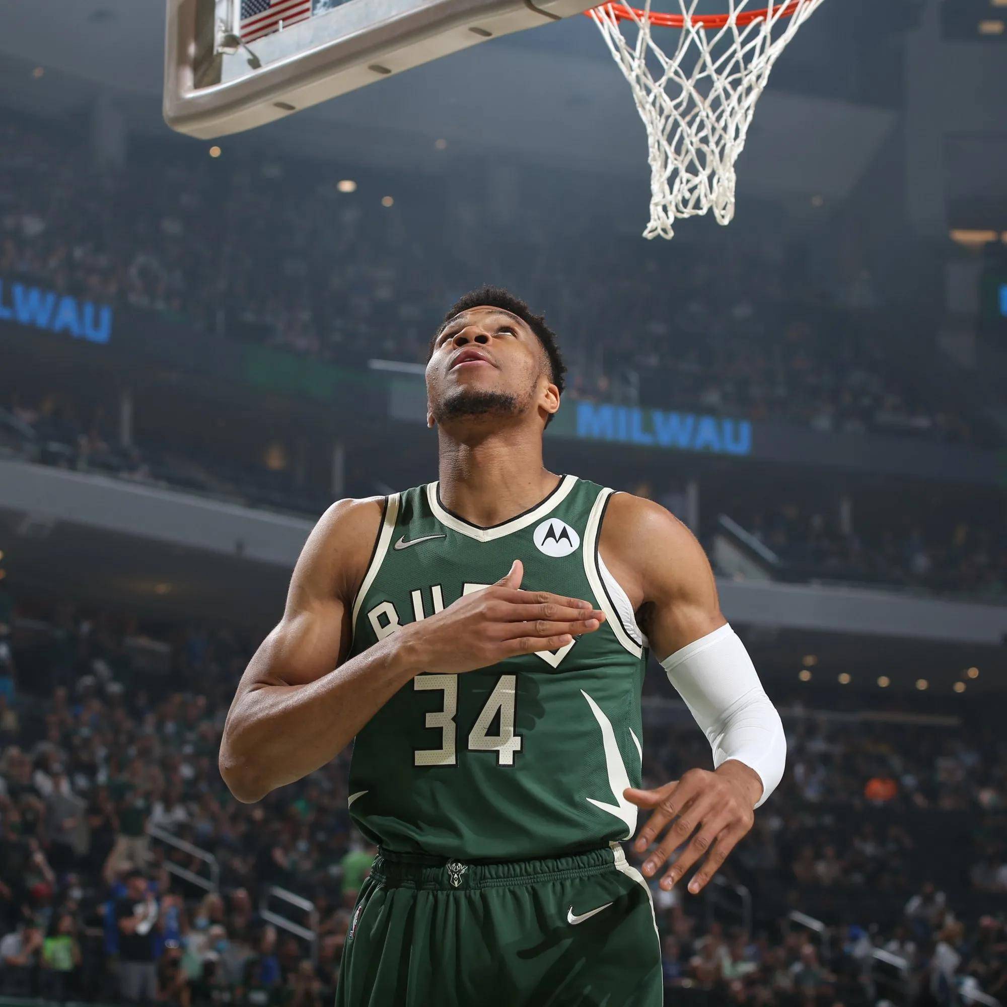 密尔沃基雄鹿发布备战花絮，关键时刻完成体检，CBA常规赛任务艰巨，轮换策略成焦点(密尔沃基雄鹿vs金州勇士)