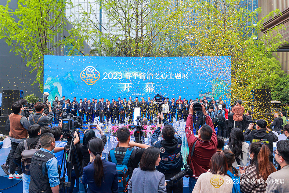 包含赛地聚焦：欧篮联转会期热度飙升，马赛调整名单，媒体盛赞，数据趋势出现新变化的词条